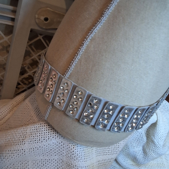 Boutique pearl grey stretch belt with rhinestone accents and buckle OSFM - Picture 5 of 15